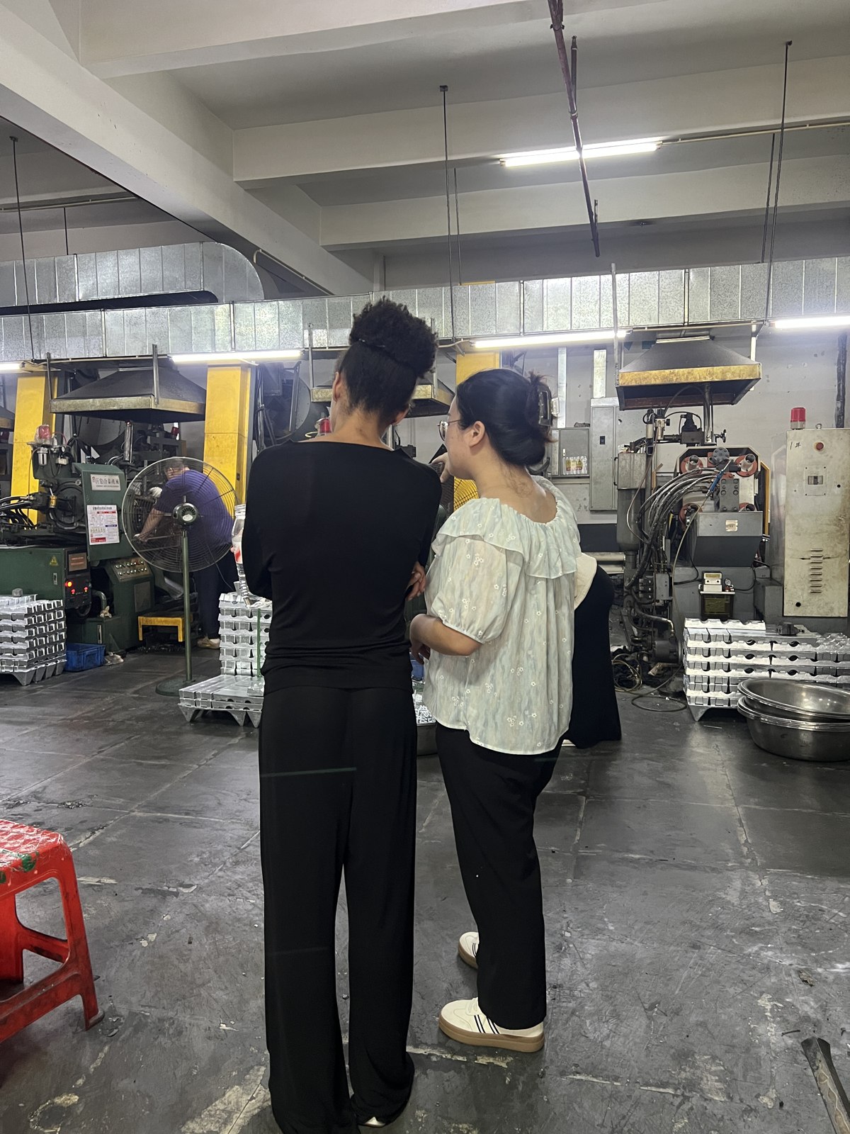 Visiting SANYE’s accessory production areas in Dongguan.