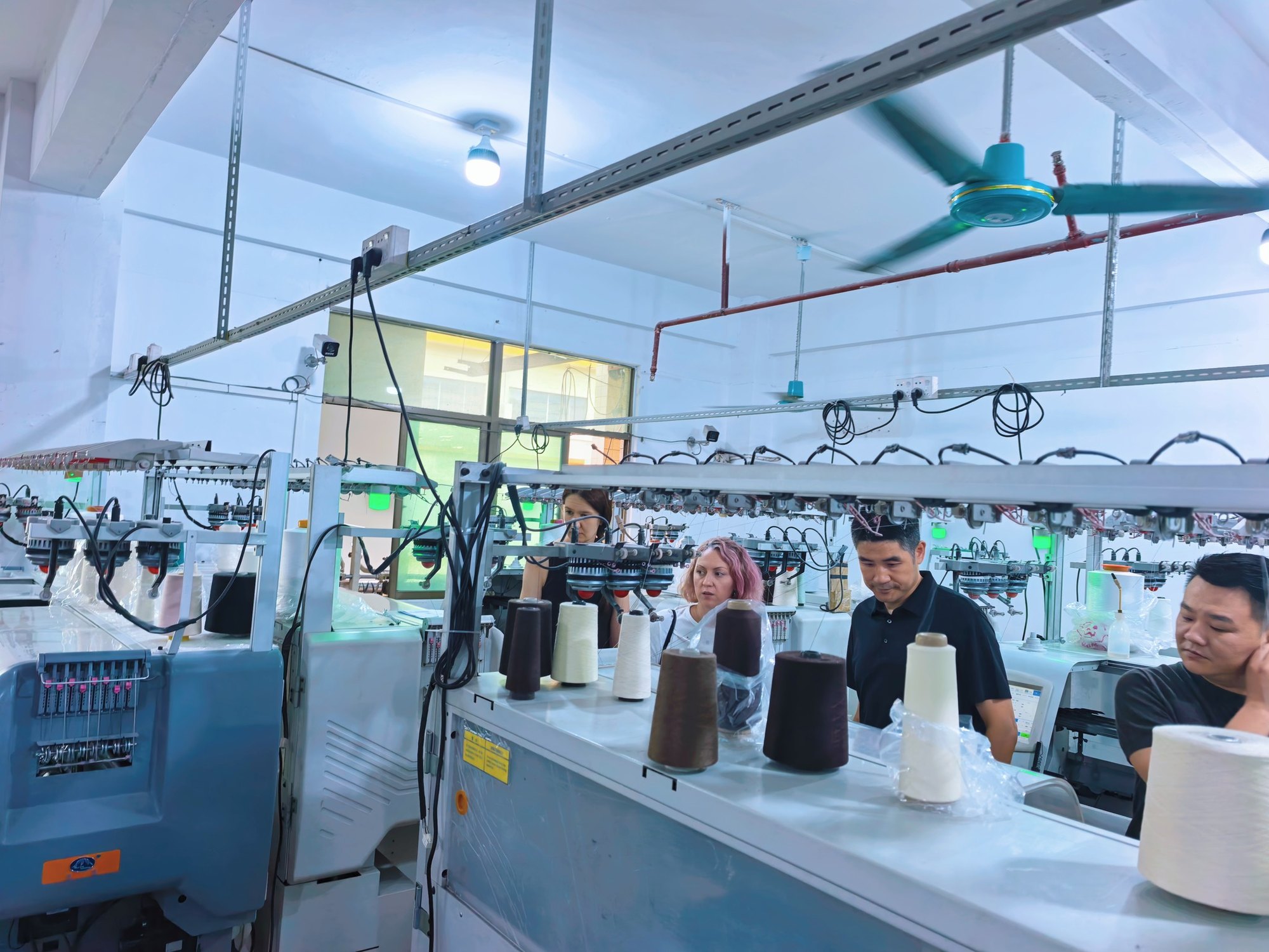 Customers visiting SANYE’s knitting production area.