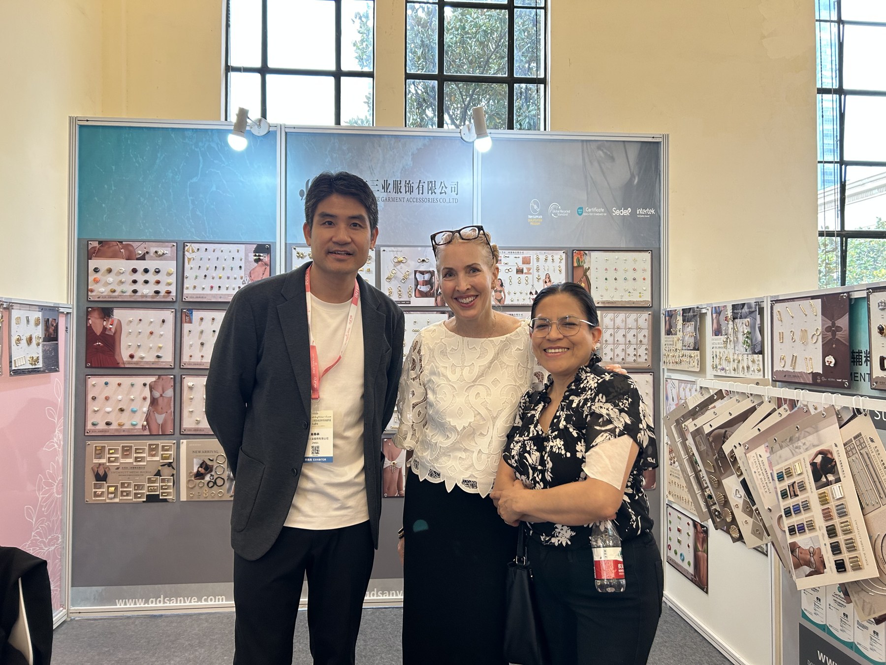 Interfilière Shanghai 2026 三业内衣与泳装配件展位现场合影。