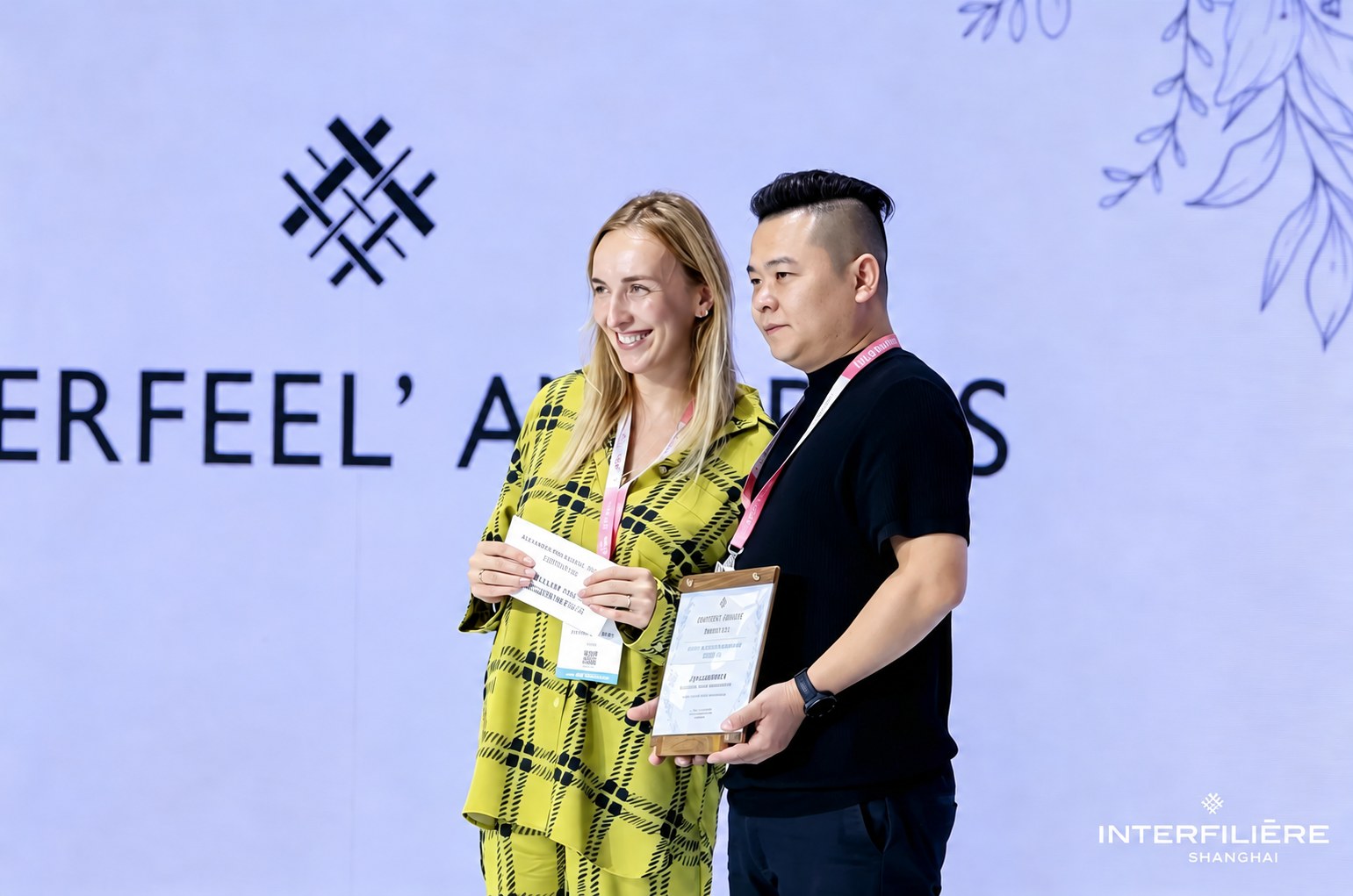 三业在 INTERFEEL’ AWARDS SHANGHAI 2026 颁奖现场领取配饰设计大奖。